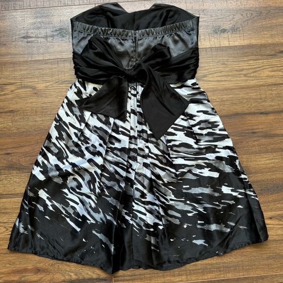 Trixxi Size 5 Strapless Dress. - Picture 3 of 4